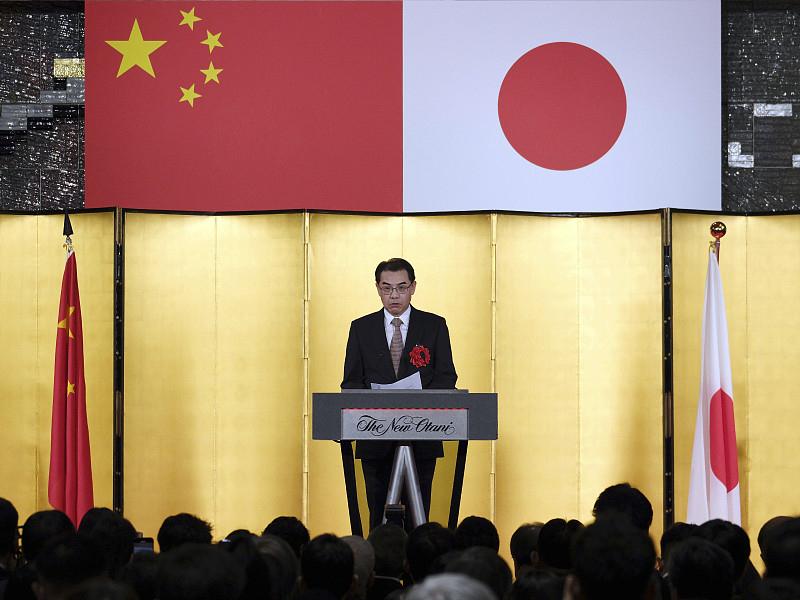 日本共同社9月25日报道，中国驻大阪总领事薛剑在24日大阪国庆招待会上直言：日本