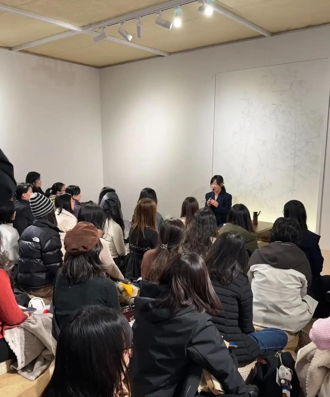 薛佳凝在西藏举办了为期三天的打坐营，营中粉丝围着她念经，结束后她在直播间卖手串，