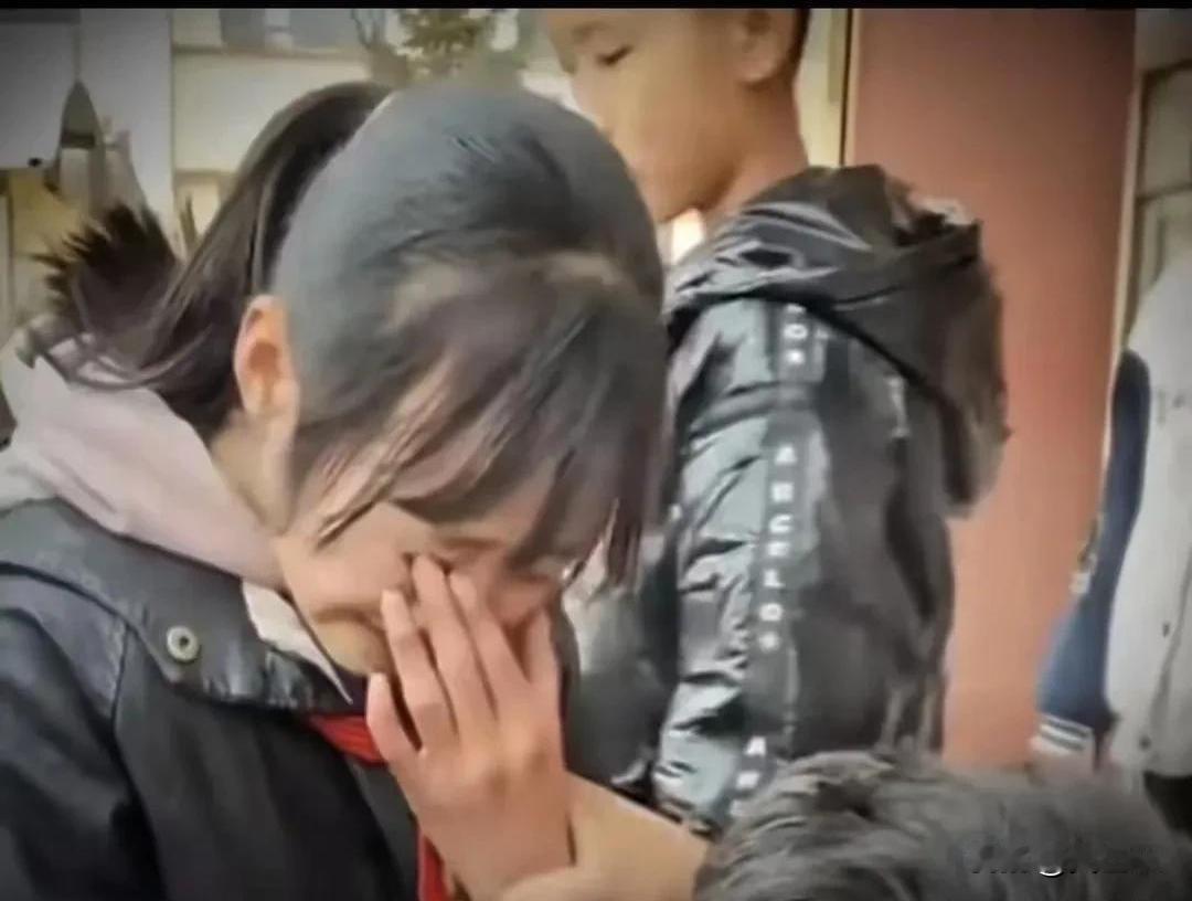 2023年，宁夏一贫困女孩，听说资助她上学的恩人，要来学校了，高兴的跑去迎接，谁