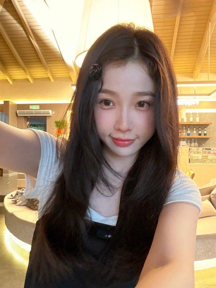 虞书欣姜小暮曼市dailylife十八宫格虞书欣姜暮曼市日常照虞书欣姜暮曼市日常