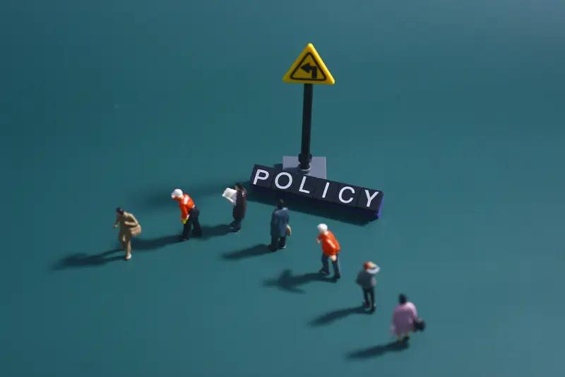 想让房价止跌回稳，得从多方面下手。政策上得发力，政府可以出台一些利好政策，比如