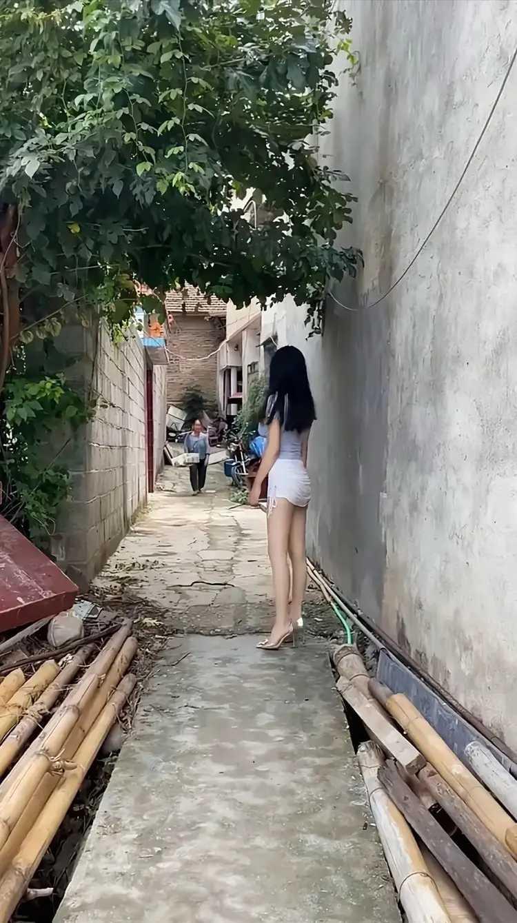 常说，路是自己走出来的。但生活不会告诉你路该怎么走，只会教你怎么去适应。当然