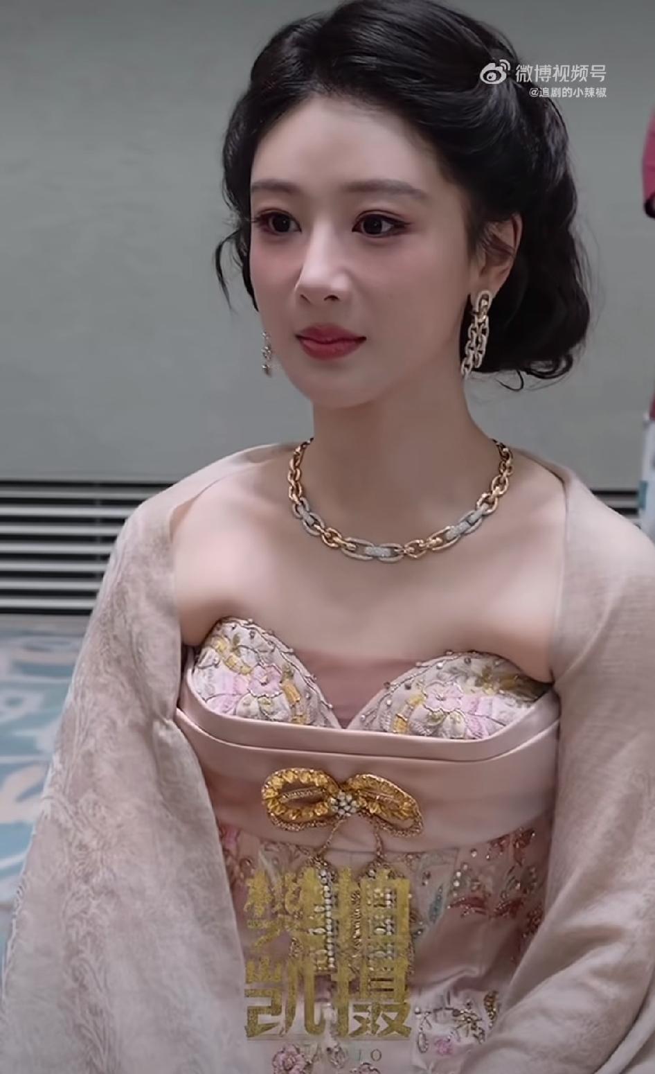 女明星真不是一般人能当的。不信你就看杨紫吧！为了在白玉兰奖上艳压群芳，穿