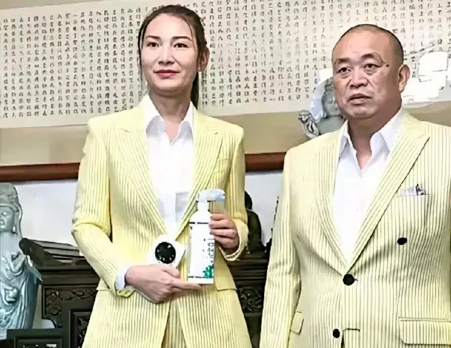 释永信信更大的瓜又被扒出，这次的热闹可不止三言两语能说清！一会儿是郑