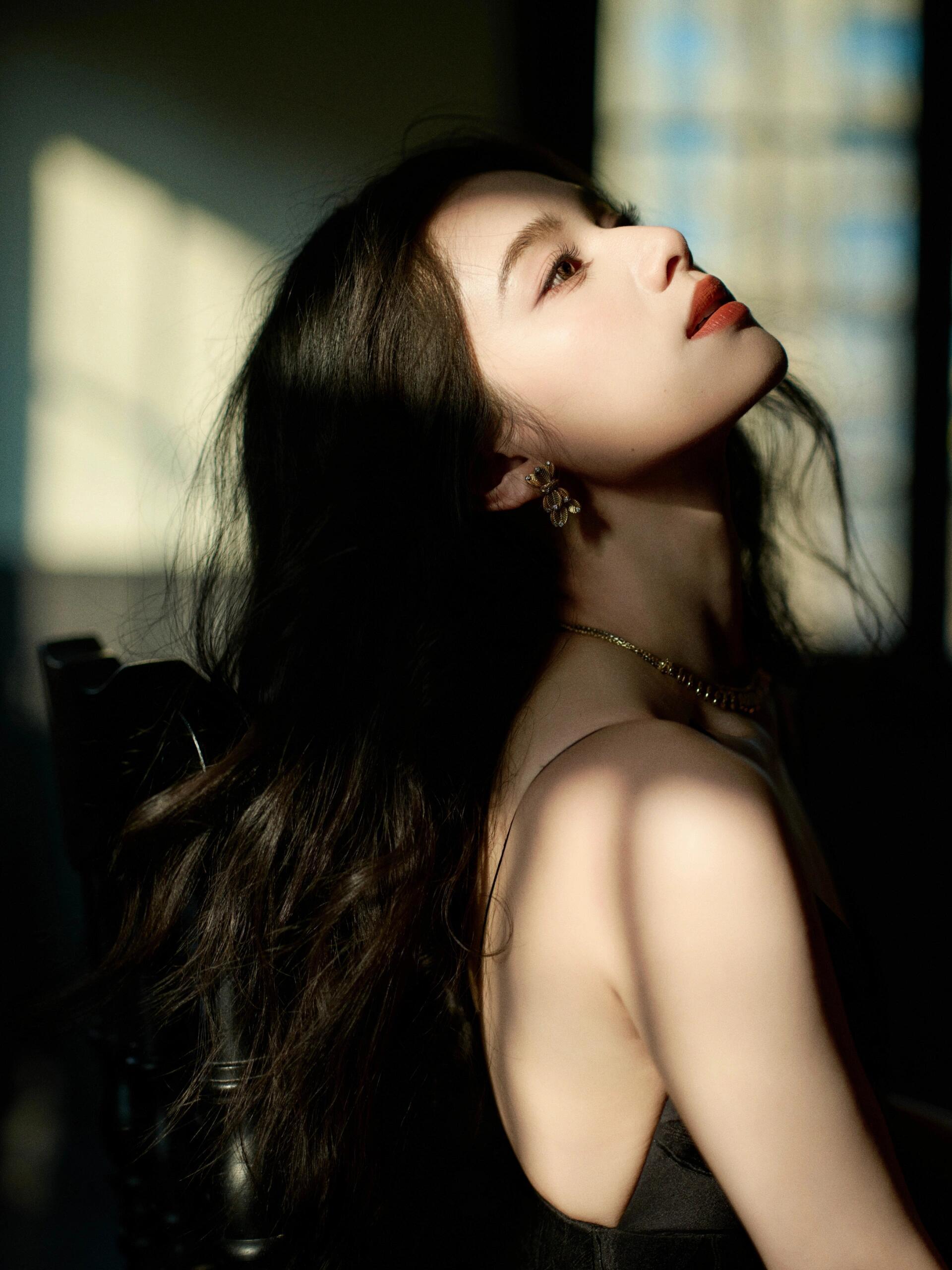 张婧仪，吊带黑裙优雅穿搭。张婧仪