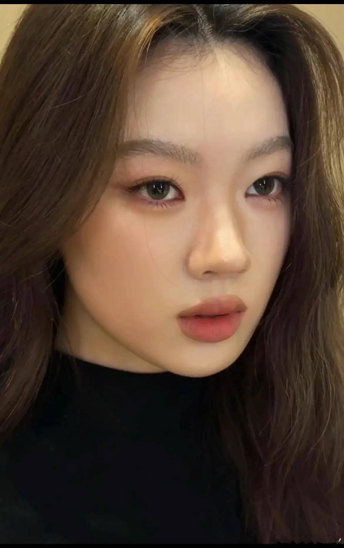 只有我觉得单依纯的嘴唇哑光就很好么，但是她的妆容每次都是油光锃亮的嘴，他的嘴已经
