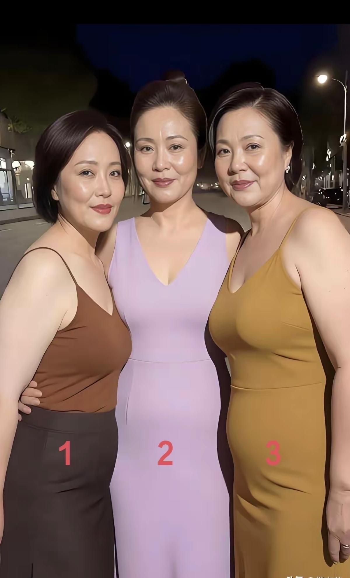 三位美女一起合影，笑容灿烂。