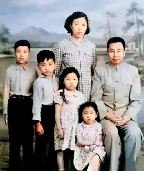 你敢信吗？我们熟知的华国锋同志，四个亲生子女，竟然没有一个随他姓“华”！直