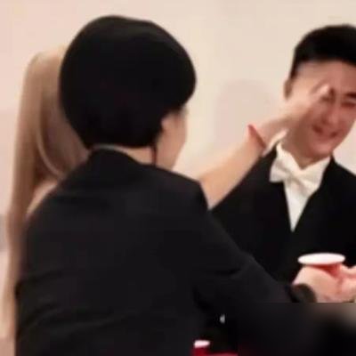何超盈当着一屋子人调侃奚梦瑶：要不是我，你俩根本成不了。何猷君在旁边笑，没反驳。赌王走后，四房罕见同