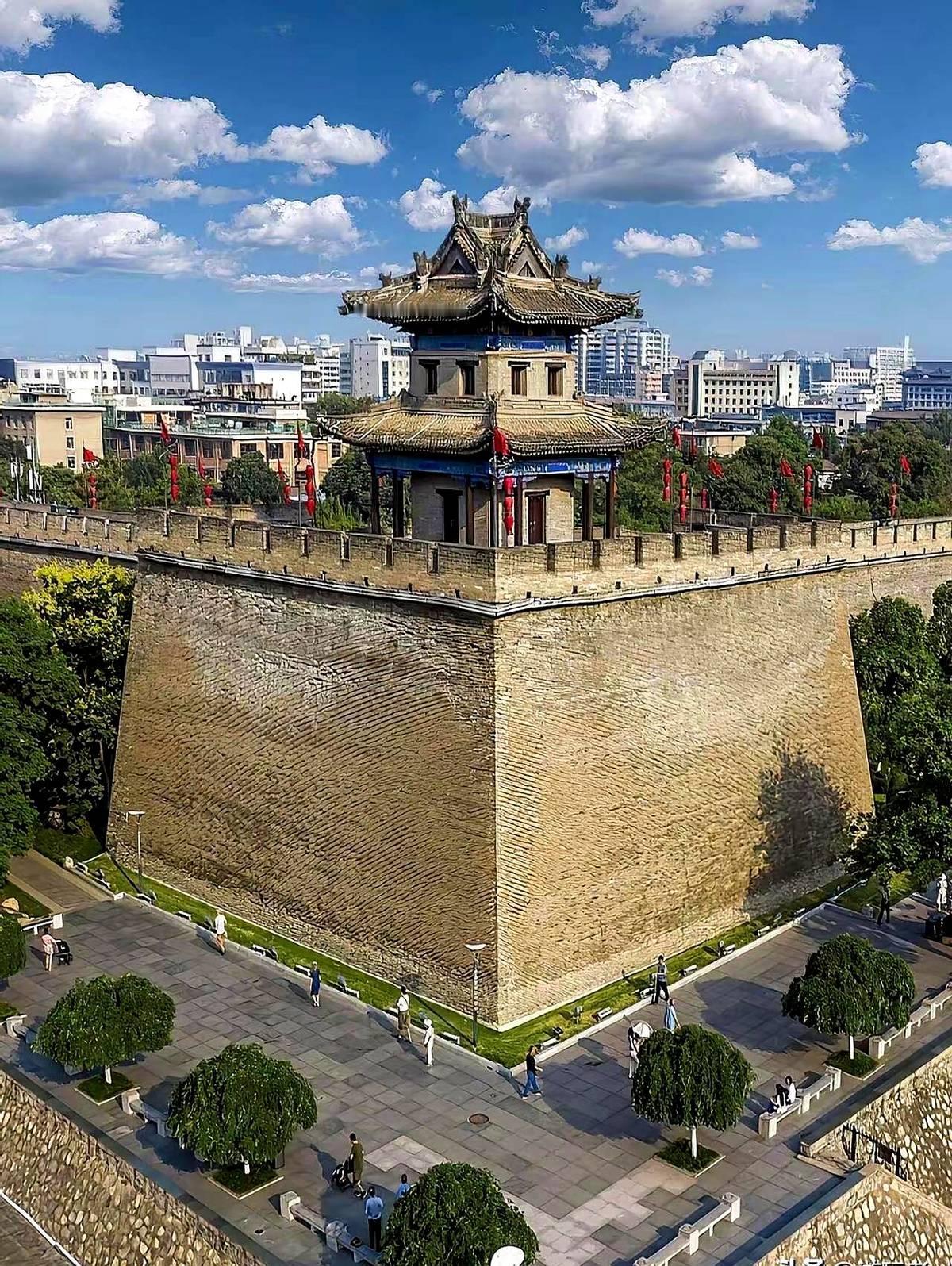 羽绒服和短袖撞衫，西安街头乱成一锅粥。7℃的清晨，风钻进袖口，我缩着脖子看对