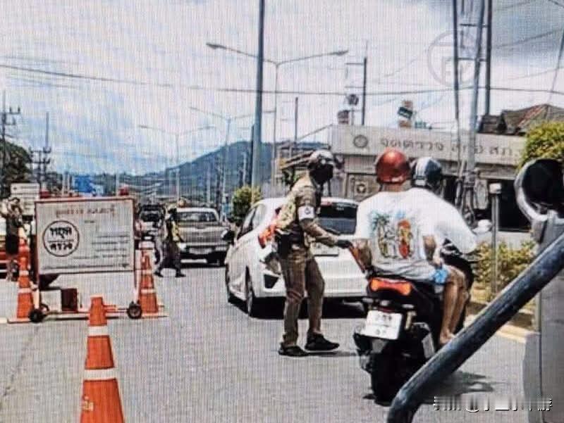 嚣张！阿联酋两名游客普吉岛冲卡拒检，行驶途中伸脚踹伤警员，最终被抓捕归案泰