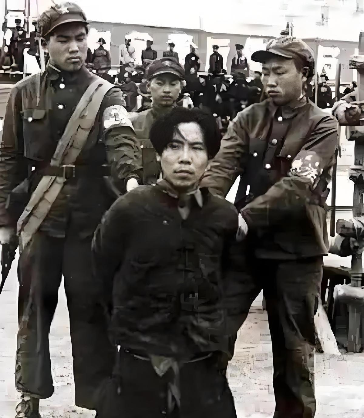 1954年，飞贼段云鹏落网，毛主席得知后，忍不住调侃道：“他不是号称‘飞贼’，会