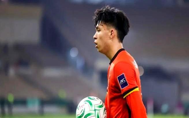 决赛停球直接送日本队一个，前国足队长李玮锋终于忍不住了：6场1球，别再碰瓷武磊了