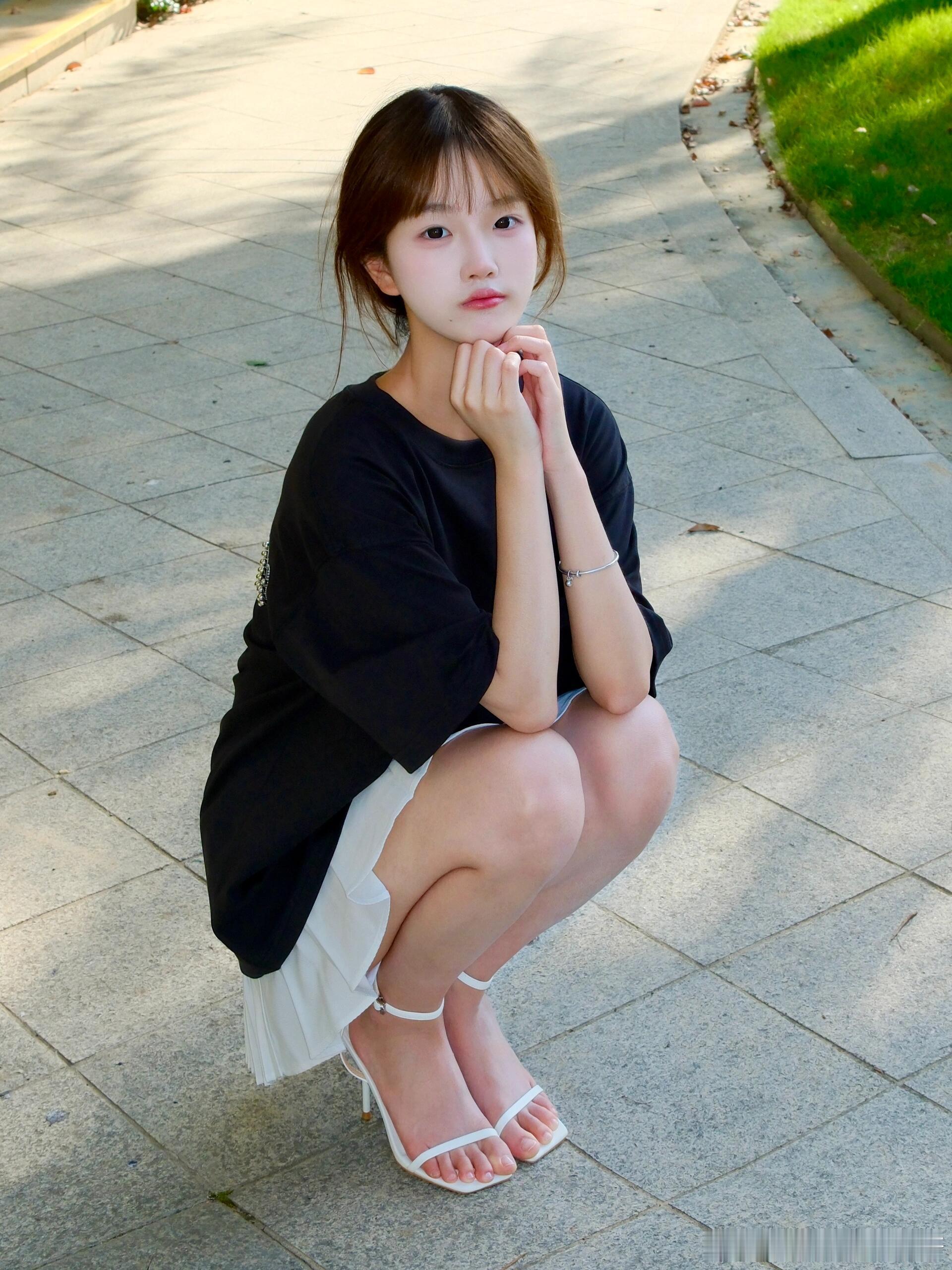 裸足穿一字带凉高，青春靓丽美少女～​​​