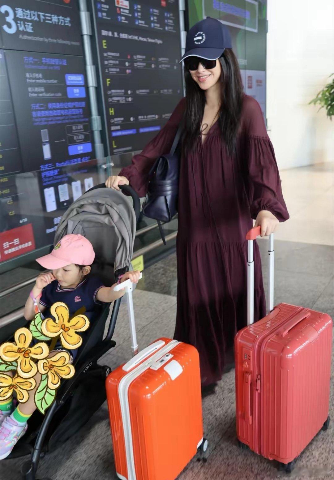 朱珠在北京分享今日机场美照，一手推行李箱一手推娃妥妥时髦辣妈​​​