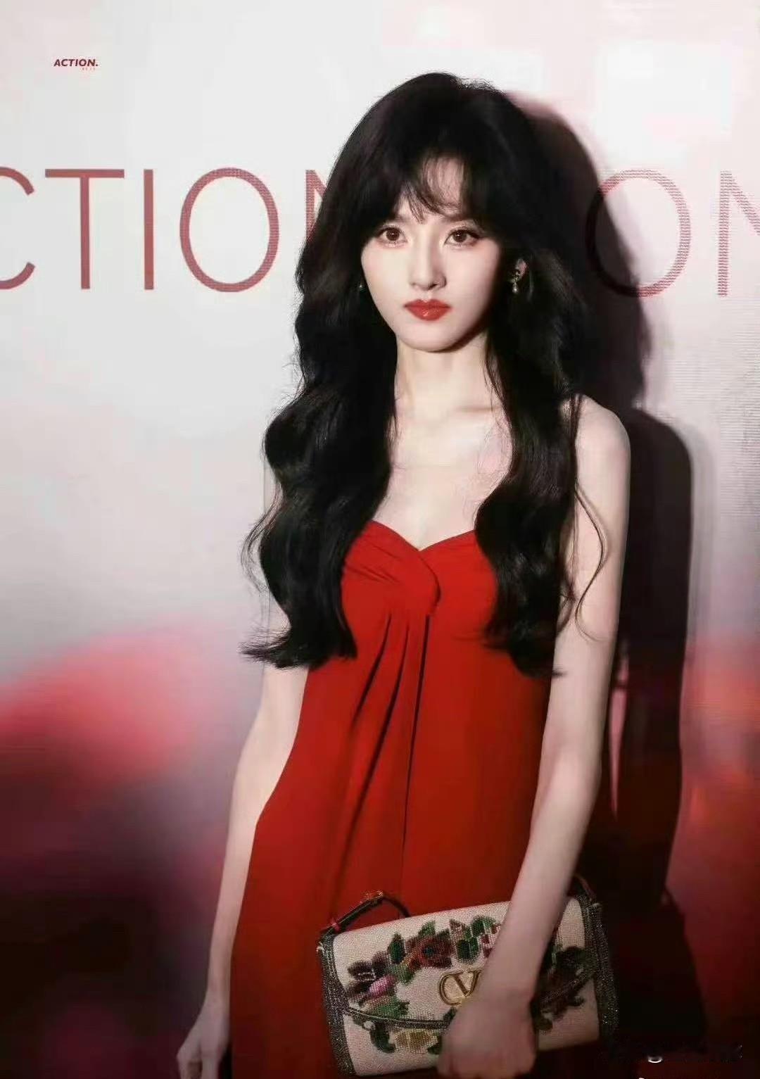 宋祖儿把白幼瘦做到了极致，却也把港风的灵魂丢了。港风的红裙大波浪，要的是明艳张力