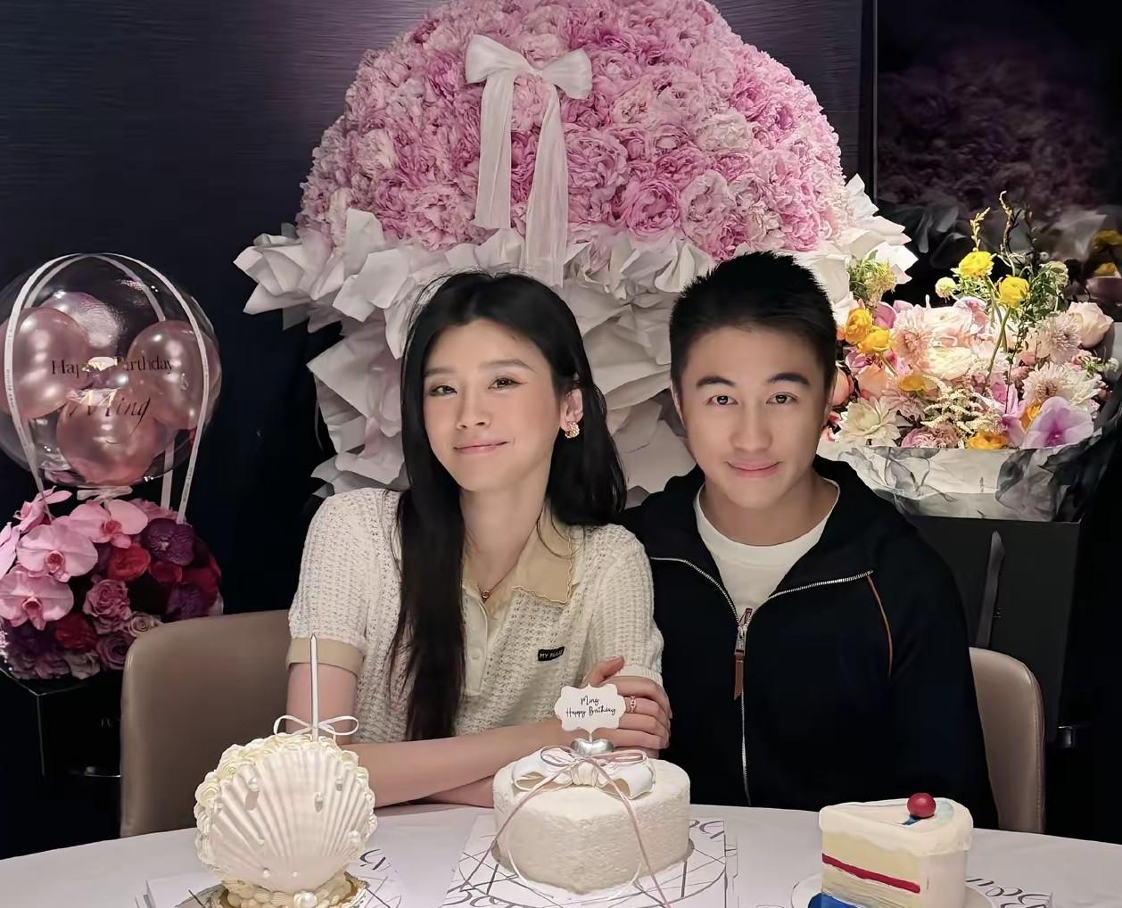 何猷君学识出众，18岁时就考上了麻省理工。出身名门却不依靠家世躺平，踏实优秀的豪