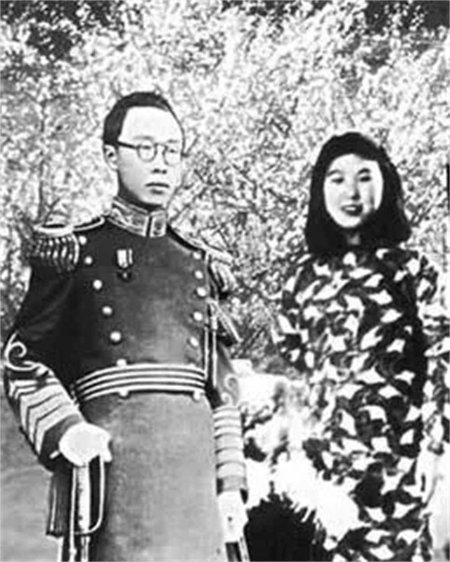 监狱里，李玉琴要跟溥仪离婚，她说：你比我大22岁，从不跟我亲近，也不能生儿育女，