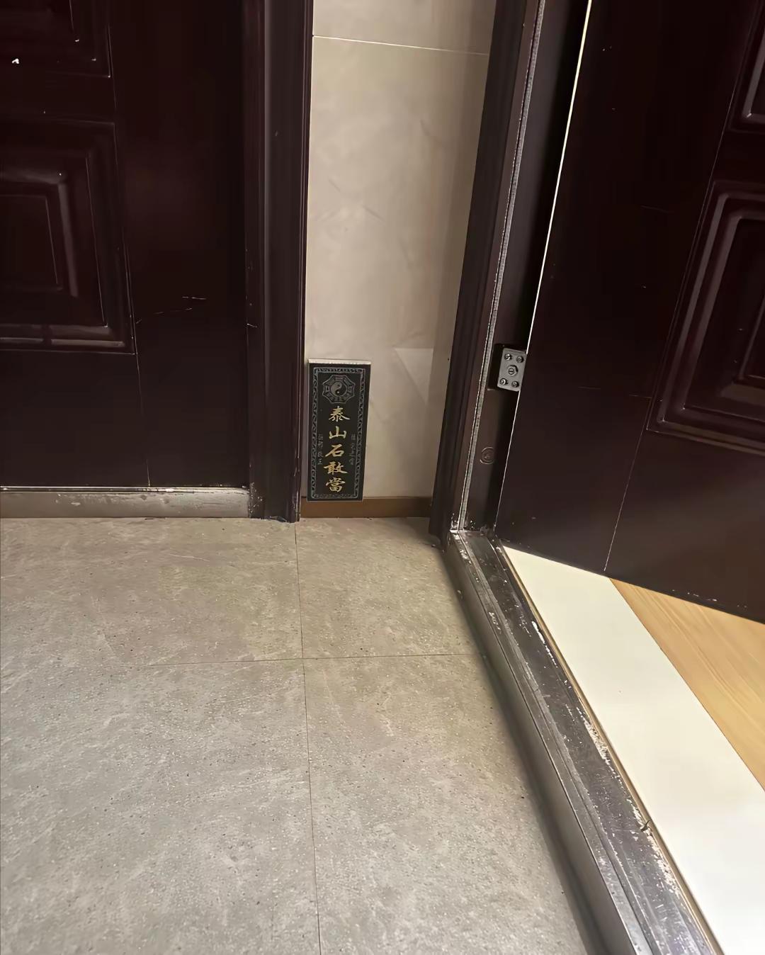 这泰山石敢当头一回见放楼上的[笑着哭]这楼下知道不得气死