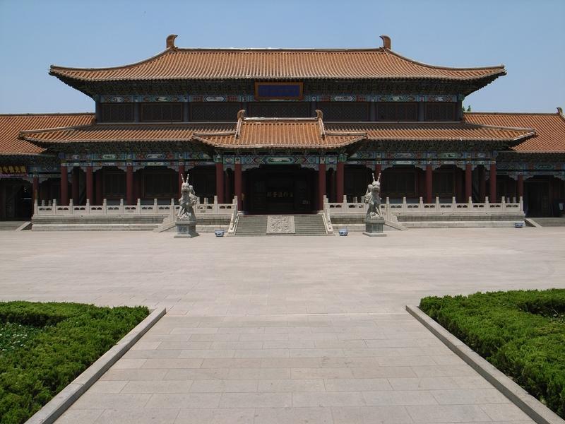周世宗柴荣和宋太祖赵匡胤常被比较。出身方面，柴荣起点低，曾靠卖伞、茶叶谋生，饱尝
