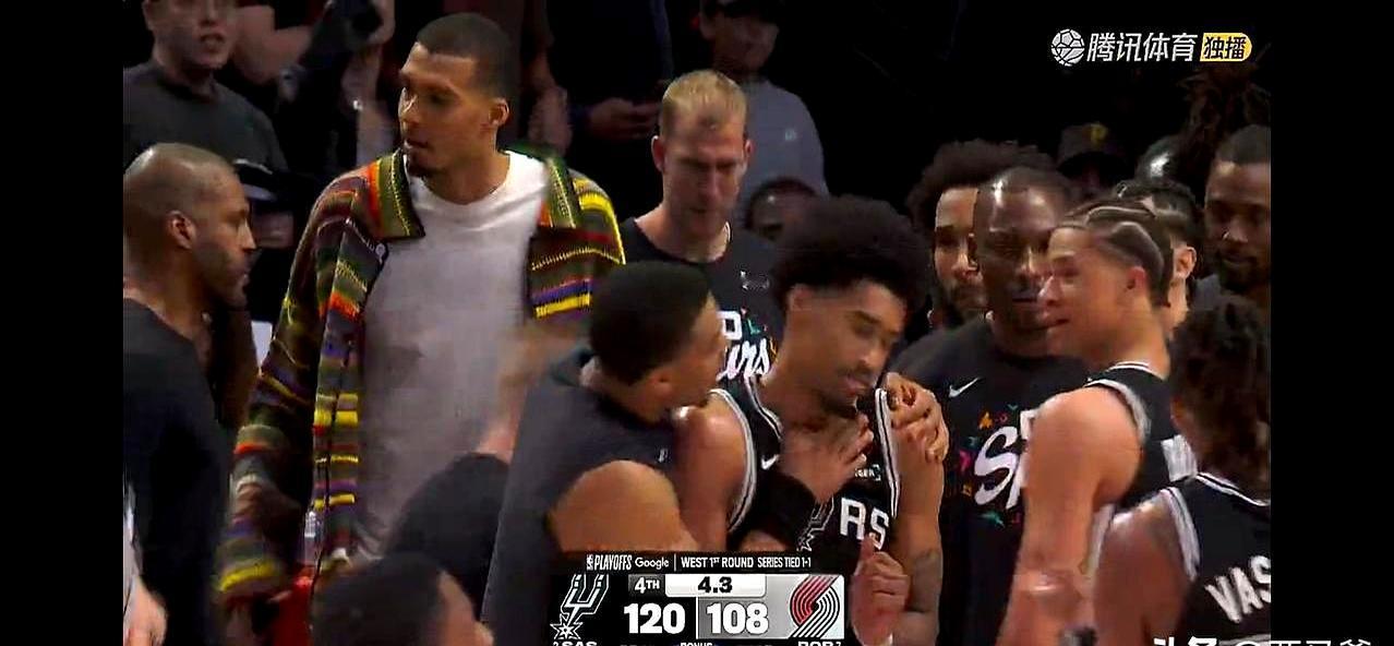 乔丹前队友罗恩·哈珀的儿子，打得比他爹还横！这哥们叫迪伦·哈珀，马刺今年