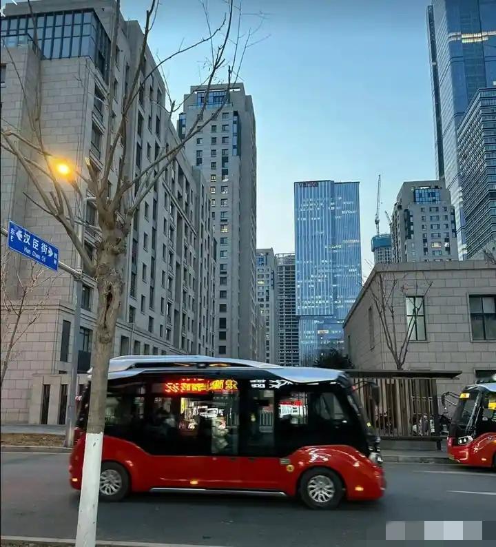 济南在学纽约，纽约也在学济南。济南城建向纽约看齐，现在来济南会误以为来了纽