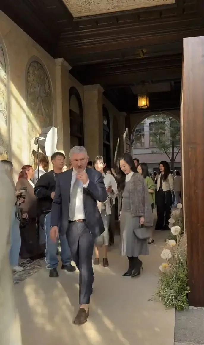 章小蕙如今真的太拼了，都63岁了，可是去米兰时装周还是穿着细高跟，走起路来虽然好