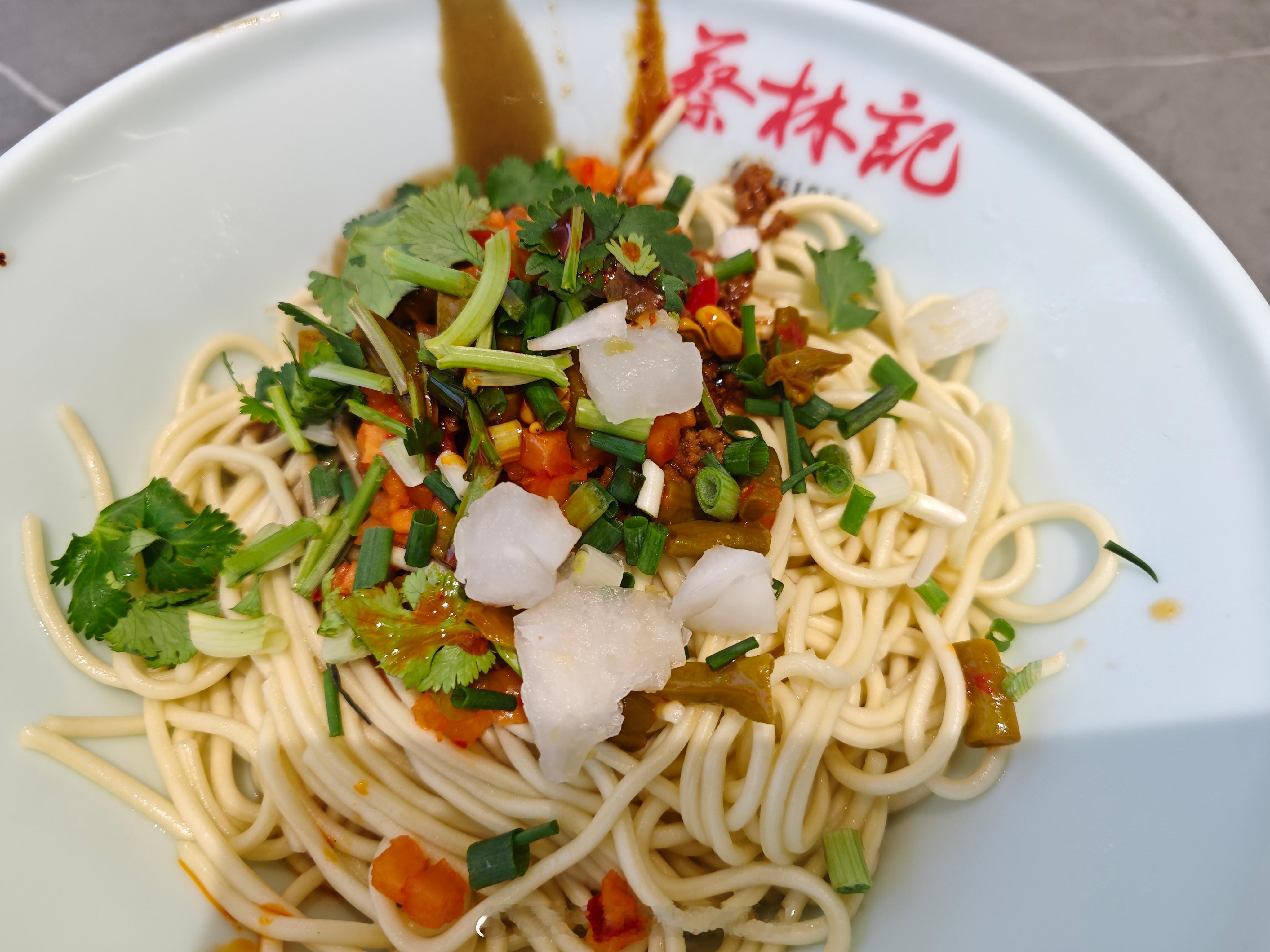 来武汉必吃热干面，昨天没吃，今天补上。另一种美食是武汉这边的早餐豆皮，有鸡蛋，豆