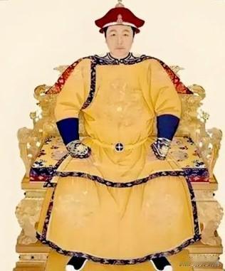 多尔衮刚刚去世的时候，顺治为了稳住多尔衮的旧部，给了多尔衮无上哀荣，追封他为“成