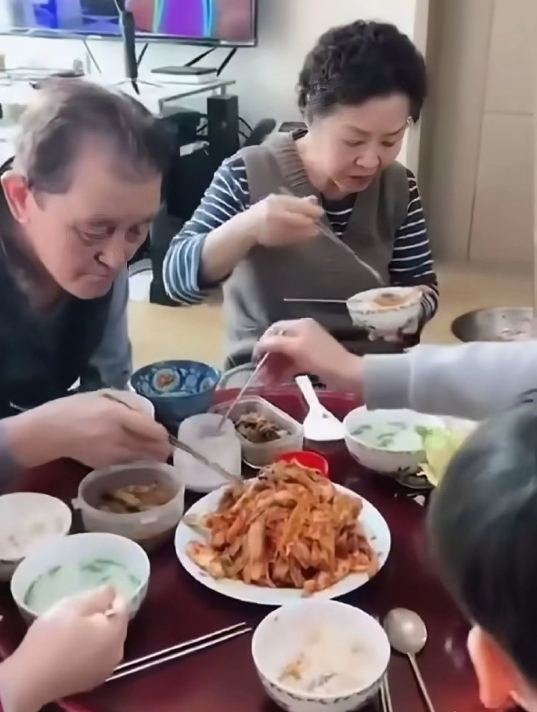 中国媳妇嫁到韩国，晚餐全家六口吃一个泡菜。​​​