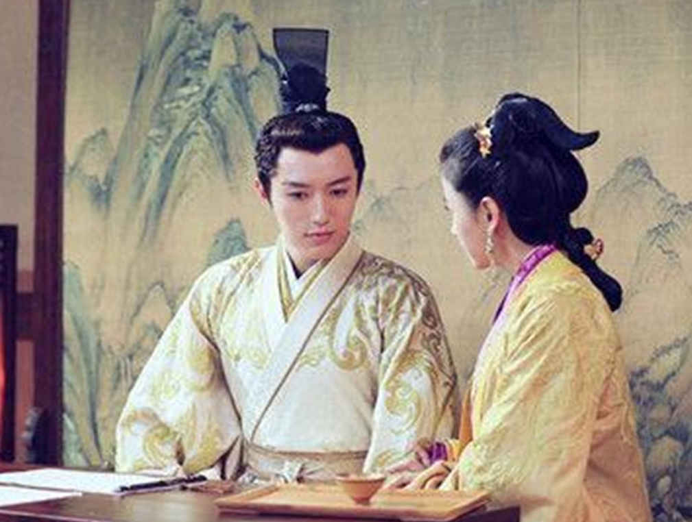 299年，皇后贾南风下令，召潘安进宫“聊天”。潘安非常紧张，心想:我乃天下第一美