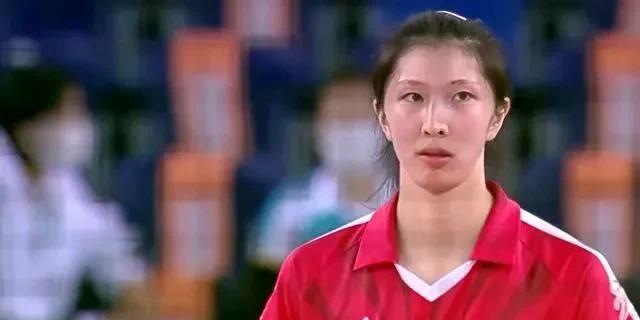把“小朱婷”当赞美，其实是把吴梦洁往火坑里推。镜头里她咬唇那一下，像被尺子量
