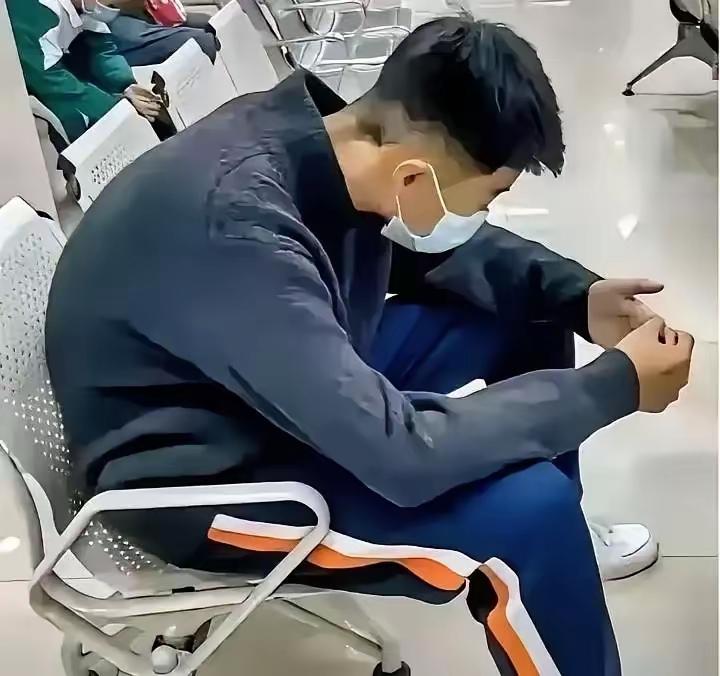 十四岁男孩自幼丧母，和打零工的父亲相依为命，父亲突发脑溢血急需手术押金，他挨个联