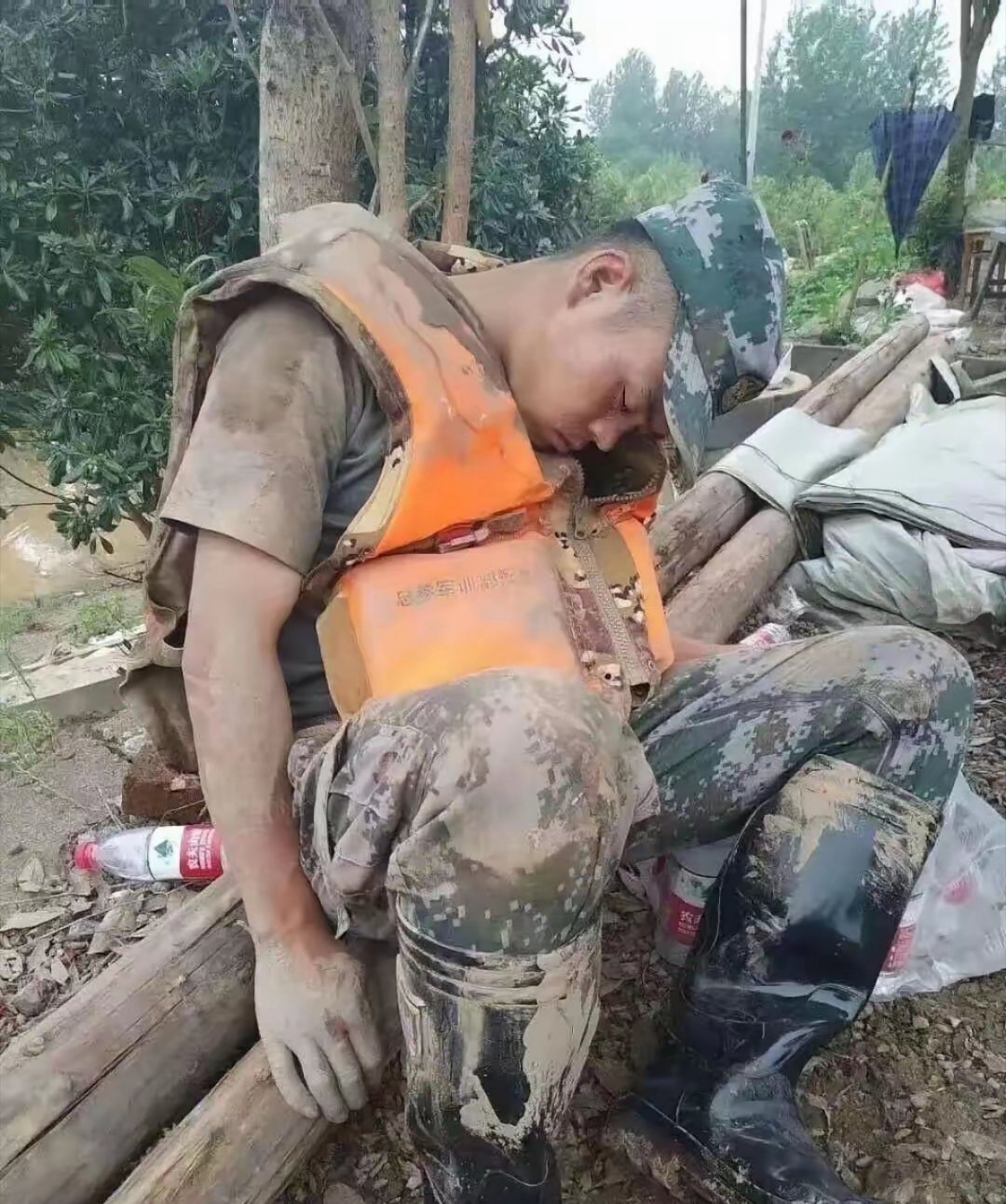 这张照片让无数人泪崩，一个满身淤泥的战士，累的靠在一棵树旁睡着了！烽火问鼎计划