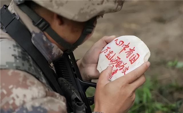 墨脱，曾是全国唯一不通公路的县城，地处地质极端复杂、气候恶劣的藏南边境。当红旗第