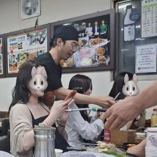 网友在韩国吃饭偶遇anglebaby杨颖，真的非常亮眼人群中一眼就能看见，可惜想