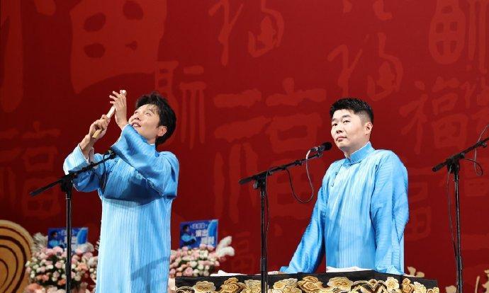 德云社孟鹤堂在郑州专场结束后，晒出了七张照片。照片有助演的，有孟鹤堂、周九良的，