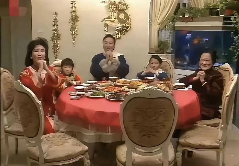 1986年，除夕之夜，丰盛的年夜饭，谢贤与母亲，妻子狄波拉，6岁的谢𩃀锋、4岁