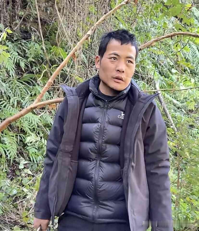 刀疤哥一句话，把赞助商的鞋喷成了溜冰鞋。他在荒野求生决赛里爬坡抢庇护所，穿着赞