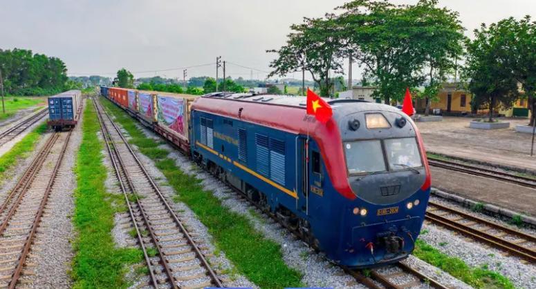 苏林访华回国，操作直接跌破眼镜！放着高铁1小时就能到的东兴口岸不坐，非要绕远路坐