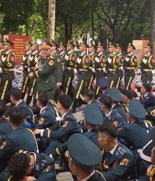 越南碧桂园五星上将们仰望中国仪仗队你看看人家，再看看你们！解放军仪仗队亮相越南