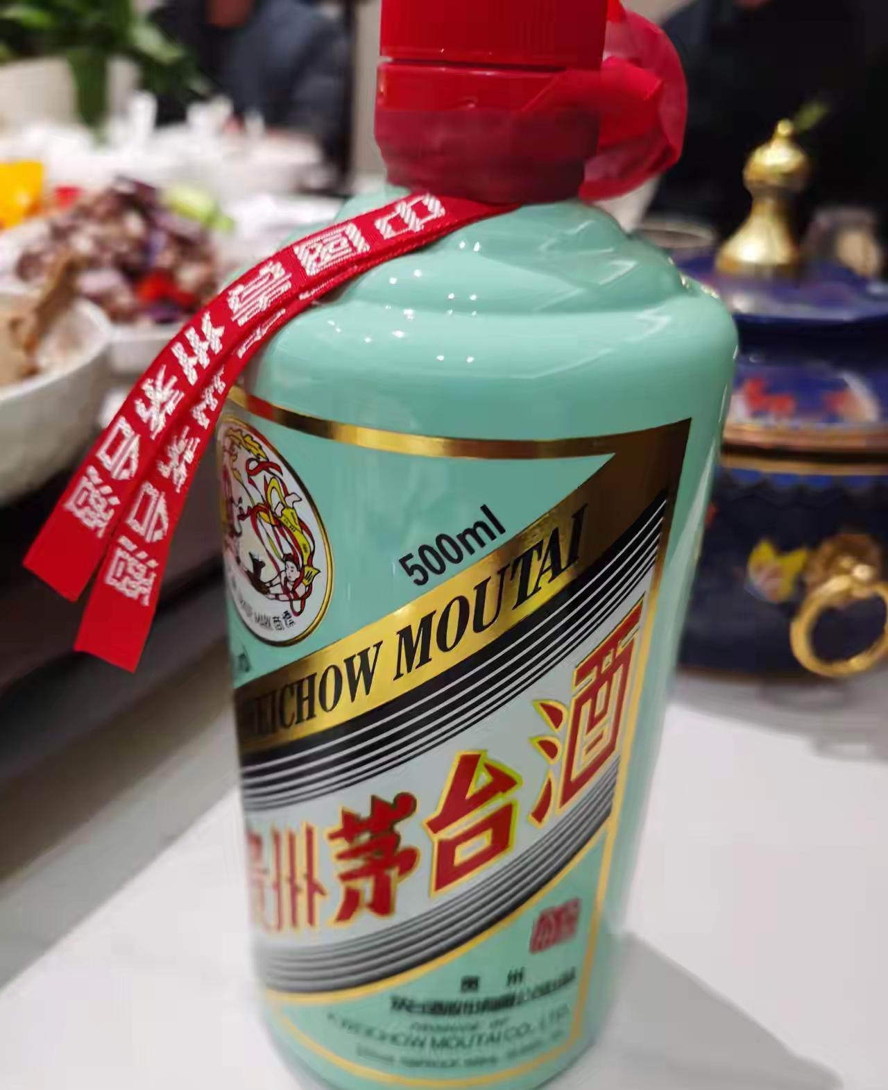 星期六去西安，老同学在粤珍轩请客。老同学没有上过什么学，也应该没有多少文化，可是