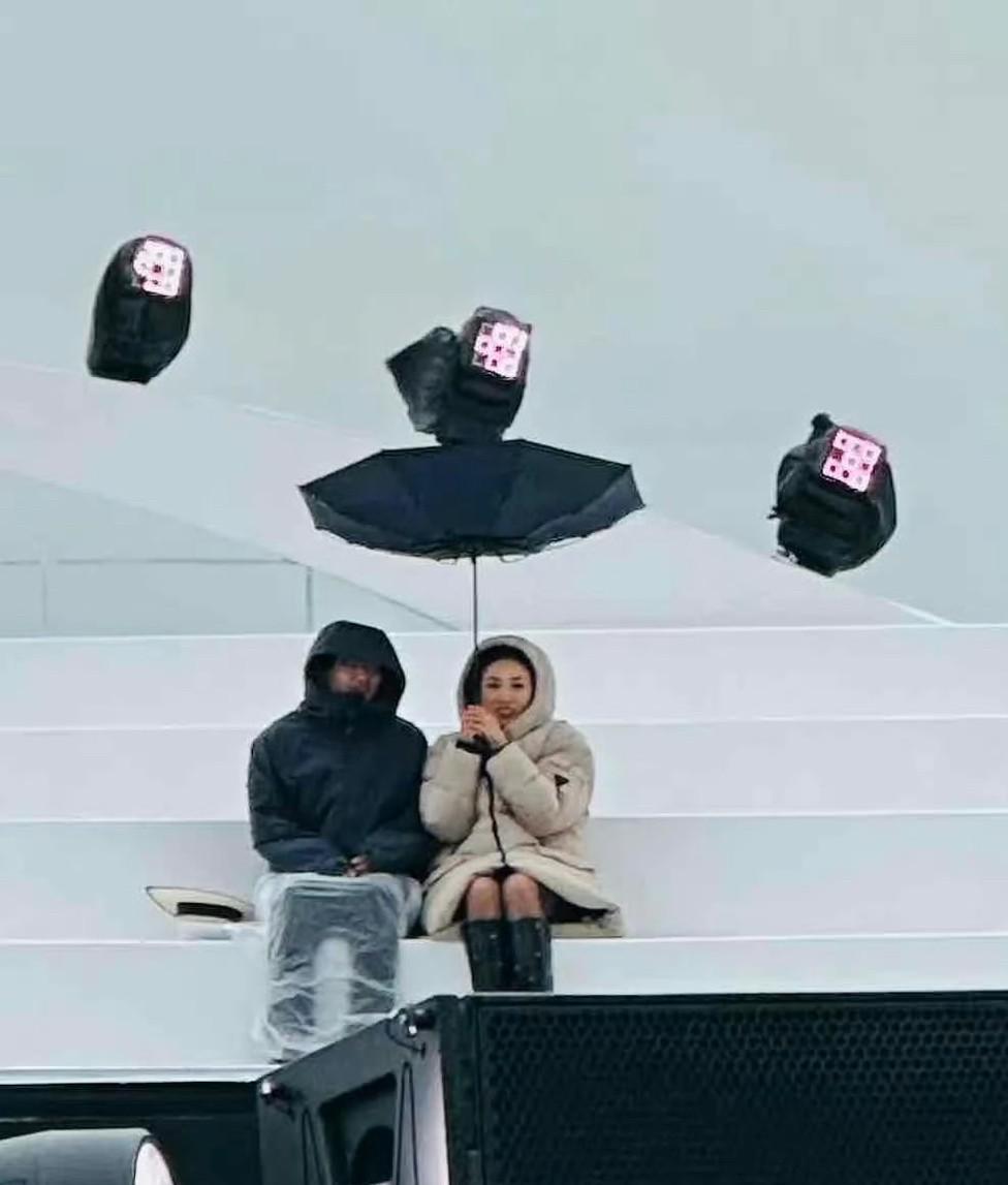 《乘风2025》节目组，听网友一句劝吧，直播放在室内不行吗？参加这季节目的姐
