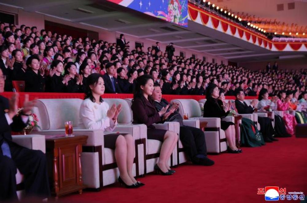 金正恩携妻女观看妇女节演出
