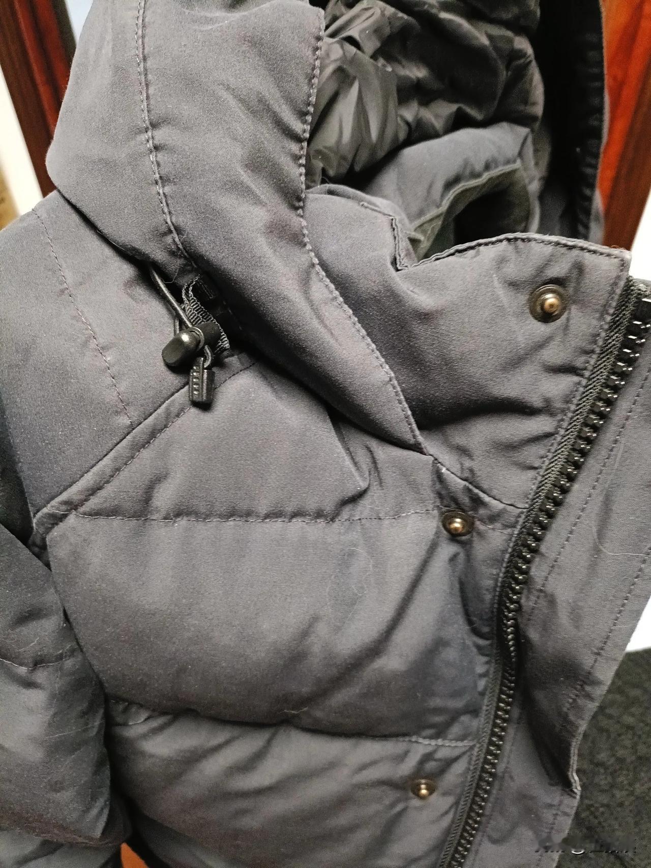 这是儿子的一件羽绒服，18年买的，现在还在穿，是不是穿出本来了？[笑着哭]18年