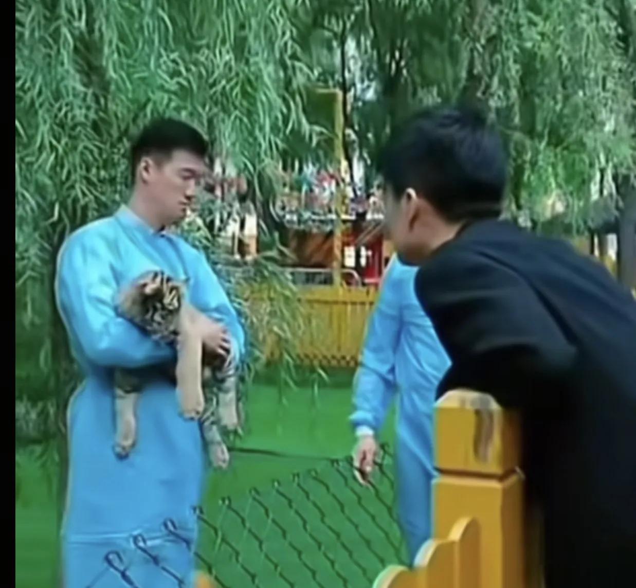 莫欺少年穷！董宇辉昨天在虎园说小老虎有一句话话网友感同身受，他说当你弱小的时