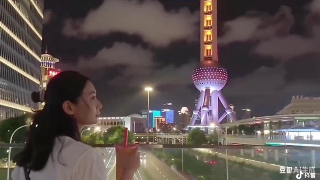 据说在上海东方明珠下面喝蜜雪会这样​​​