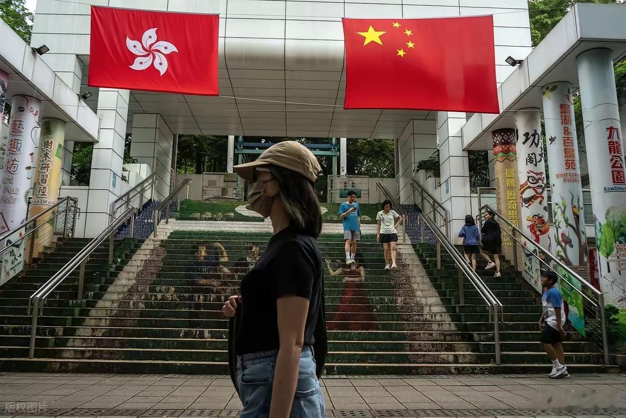 在大是大非立场上，香港同胞一直与大陆保持一致，这是一个非常值得称赞和自豪的事情。
