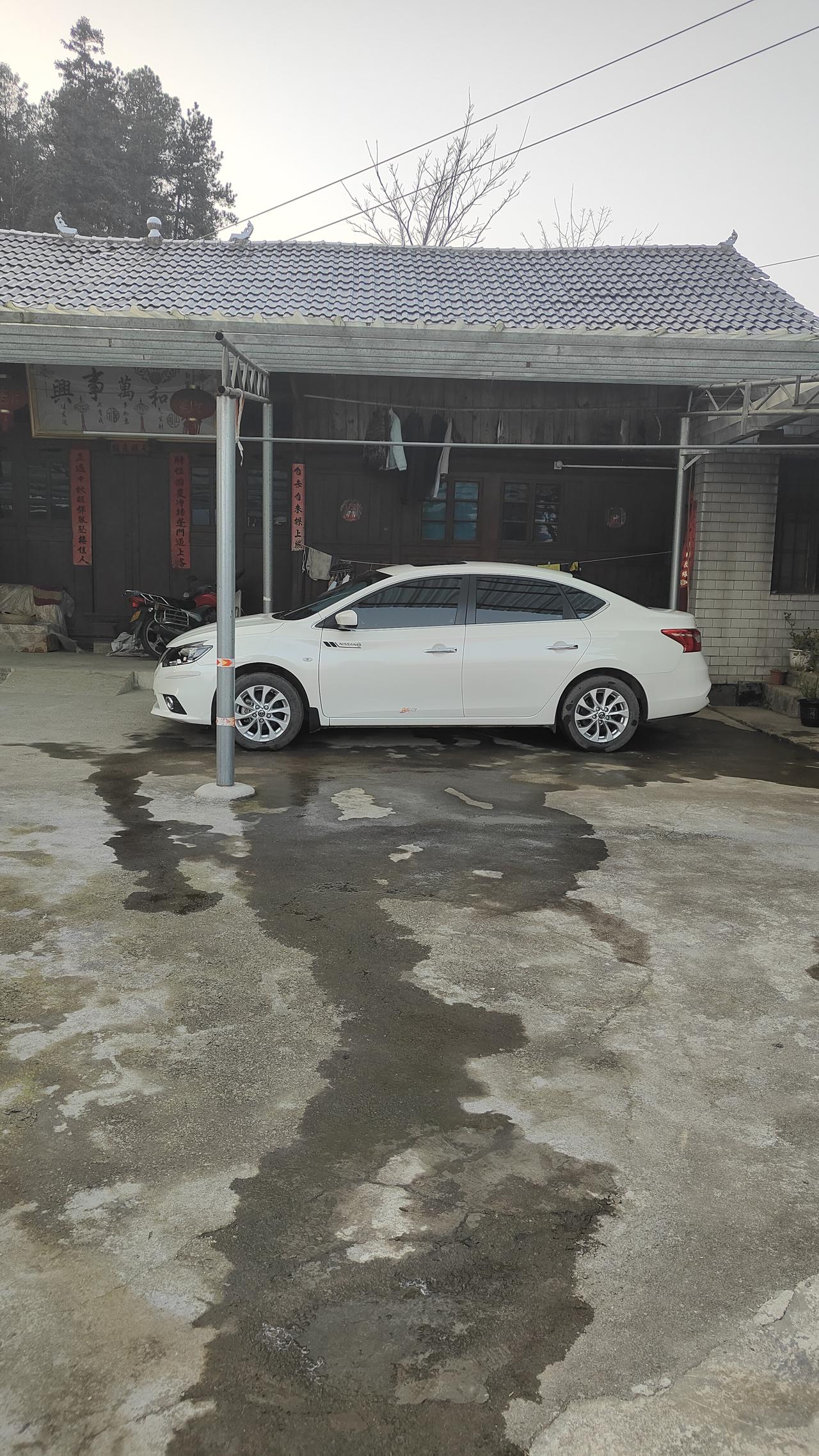 为了这两辆豪车不被风吹日晒雨淋专门花了6600块巨资修了这么大的车棚