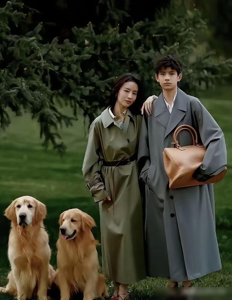 刷到潘粤明董洁转发那条时，正在给孩子削苹果。刀顿了一下——原来真的有人能把十年恩